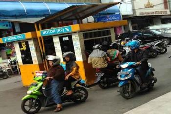 Warga Resah Akibat Ulah Pengelola Parkir Pasar  
