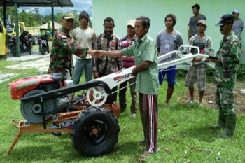 Danramil Arso serahkan bantuan empat unit traktor