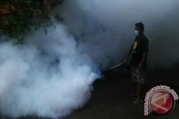Petugas Medis Pantau Penyakit Dalam 