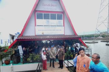 Balai Pertemuan dan Perpustakaan Apung di Tambaklorok Diresmikan