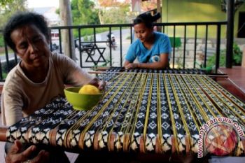 PERAJIN TENUN IKAT KUPANG