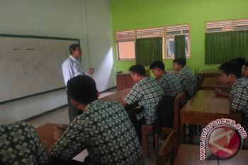 Pensiunan guru umur 75 tahun masih mengajar