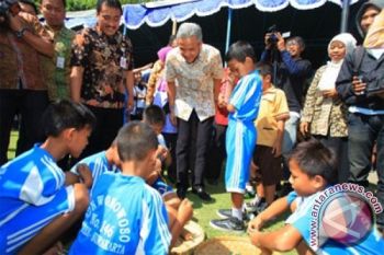 Ganjar Ajak Orang Tua Awasi Perkembangan Anak
