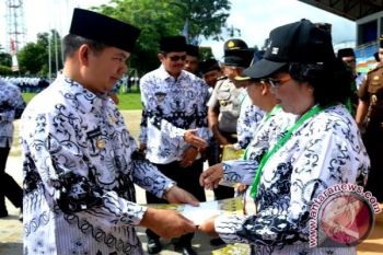 Salut! Pemkab Kapuas Berikan Penghargaan 3 Guru Berdedikasi