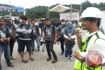 Ratusan Fotografer "Hunting" Di Pelabuhan Teluk Bayur