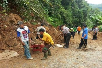 Tanah Longsor Timbun Jalan di Perbatasan Jateng-Jabar 