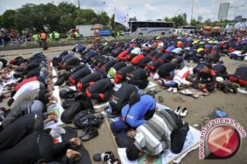 Shalat Jumat Di Jalan Haram