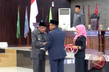 Bupati Sinjai serahkan ranperda APBD 2017