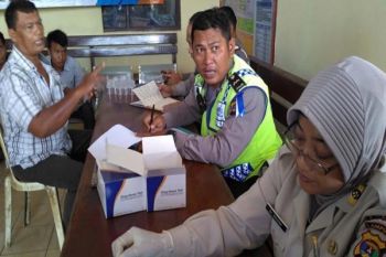 Puluhan Sopir di Terminal Rajabasa Dites Urinenya  