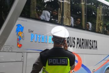 Polisi Periksa Kendaraan Rombongan Doa Bersama