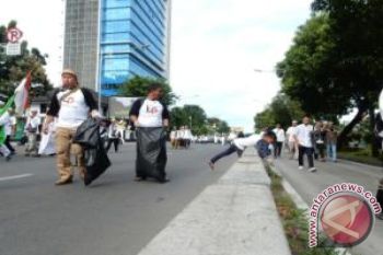 Peserta Doa Bersama Kumpulkan Sampah Sejak Pagi
