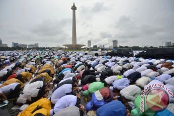 Bersimpuh di Bawah Tugu Monas