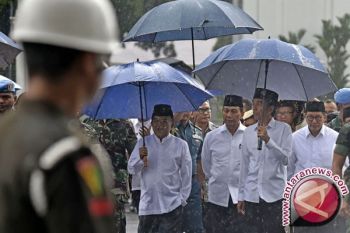 Setelah jaket bomber, giliran payung Jokowi jadi tren?