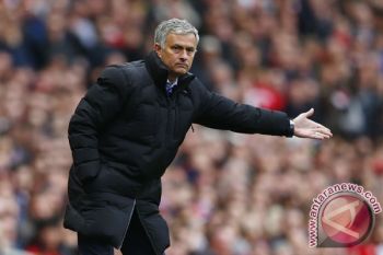 Ini Alasan Mourinho Tak Mengejar Conte Berjabat Tangan
