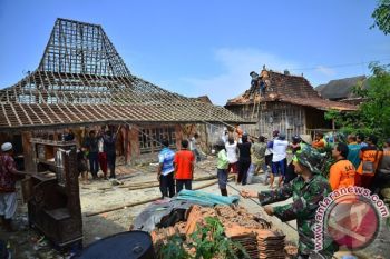 Warga Temanggung Perbaiki Rumah Korban Puting Beliung