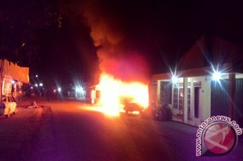 Rumah Dan Toko Terbakar Di Tanah Datar