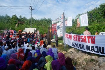 Ribuan Warga Pro-Pabrik Semen Rembang Gelar Doa Bersama