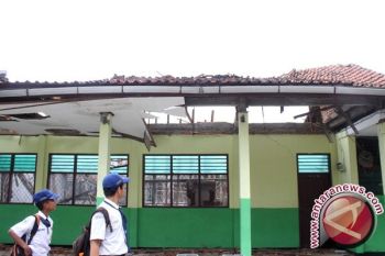 Perbaikan gedung SD dan SMP diprioritaskan