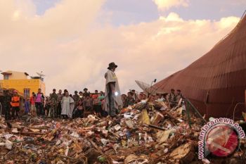 Eight bodies found under collapsed building in Italy