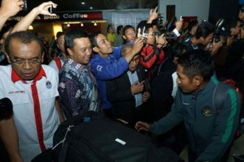 Menpora Sambut Kedatangan Timnas di Bandara