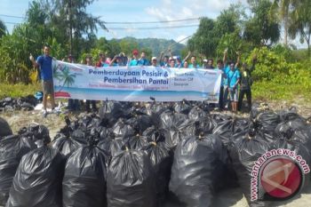 Pegawai Pertamina bersihkan sampah di Pantai Holtekam 
