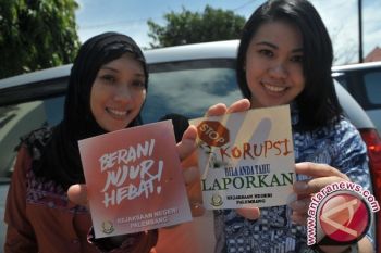 Kejaksaan Bagi Stiker Peringati Hari Anti Korupsi 