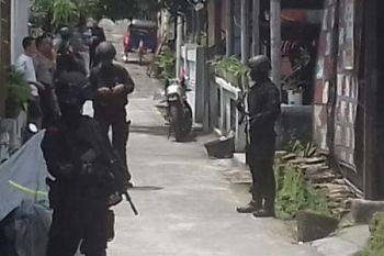 Polisi Bawa Sejumlah Barang dari Rumah Solihin