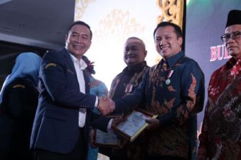 Gubernur Lampung Terima Penghargaan Pembina Karang Taruna  