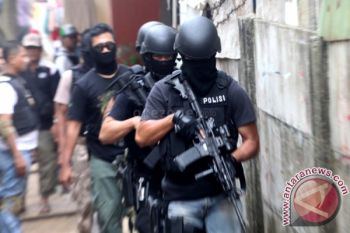 Polisi Tangkap Empat Tersangka Penemuan Bom