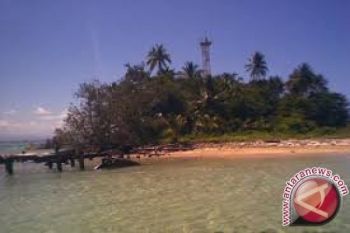   Puluhan wisatawan tertatahan di Pulau Tikus Bengkulu