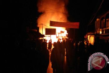 Delapan Toko Pasar Balai Tangah Lintau Hangus Terbakar