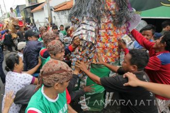 Warga Rangkah Surabaya Gelar Grebeg Maulud (Video)