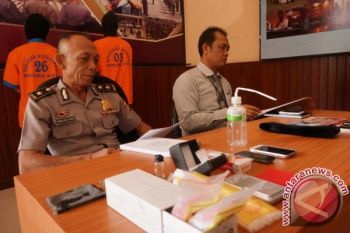 Pelayan Bungalo Sembunyikan Narkoba Dalam Peci