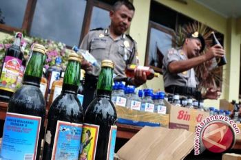 Ratusan kantong minuman keras oplosan diamankan polisi