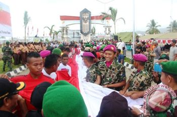 Pemprov Papua bentangkan Merah Putih peringati bela negara 