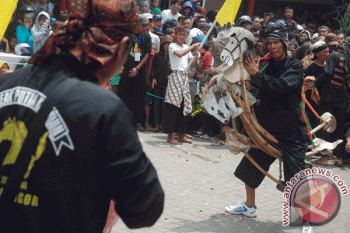 Rayakan Hari Jadi, Ribuan Seniman Pentas Kesenian Tradisional di Temanggung