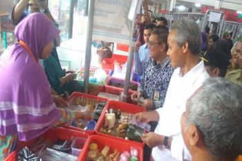 Sosialisasikan Uang Baru, Ganjar Belanja di Pasar Manis