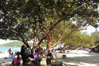 Objek Wisata Pantai Lampung dipadati Pengunjung 