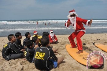 Santa Klaus Mengajar Selancar