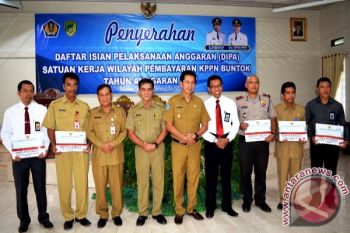 Wow, Bupati Barito Utara Serahkan DIPA 2017 Senilai Rp1 Triliun 