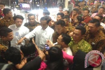 Wow! Ratusan Warga Histeris Lihat Jokowi Di Hypermart