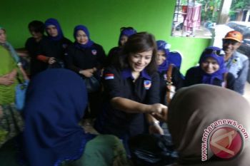Garnita Nasdem Kepri Bagikan Paket Sembako