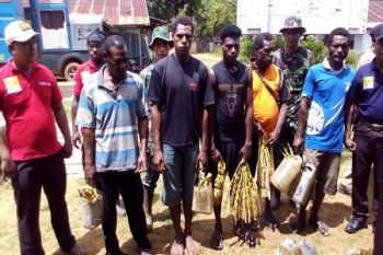 Koramil dan Polsek Okaba "sweeping" minuman beralkohol lokal