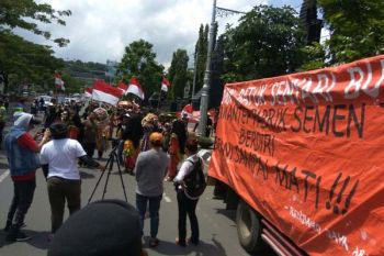 Warga Pro-Semen Rembang Juga Dirikan Tenda di Gubernuran