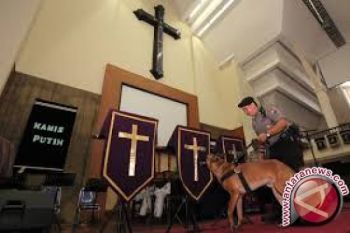 Aparat Sterilkan Gereja Di Palu 