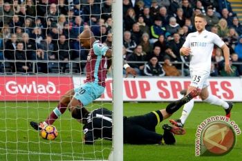 West Ham Hajar Swansea 4-1