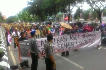 Massa Pro dan Anti-Pabrik Semen Rembang Saling Berhadapan