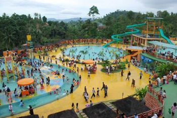 Wisatawan Tumpah Ruah Kunjungi Lembah Hijau