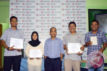 Antara Sumbar Beri Penghargaan Kepada Wartawan Berprestasi