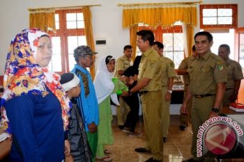 Wah... Bupati Barut Serahkan 600 Paket Bantuan Kepada Keluarga Kurang Mampu